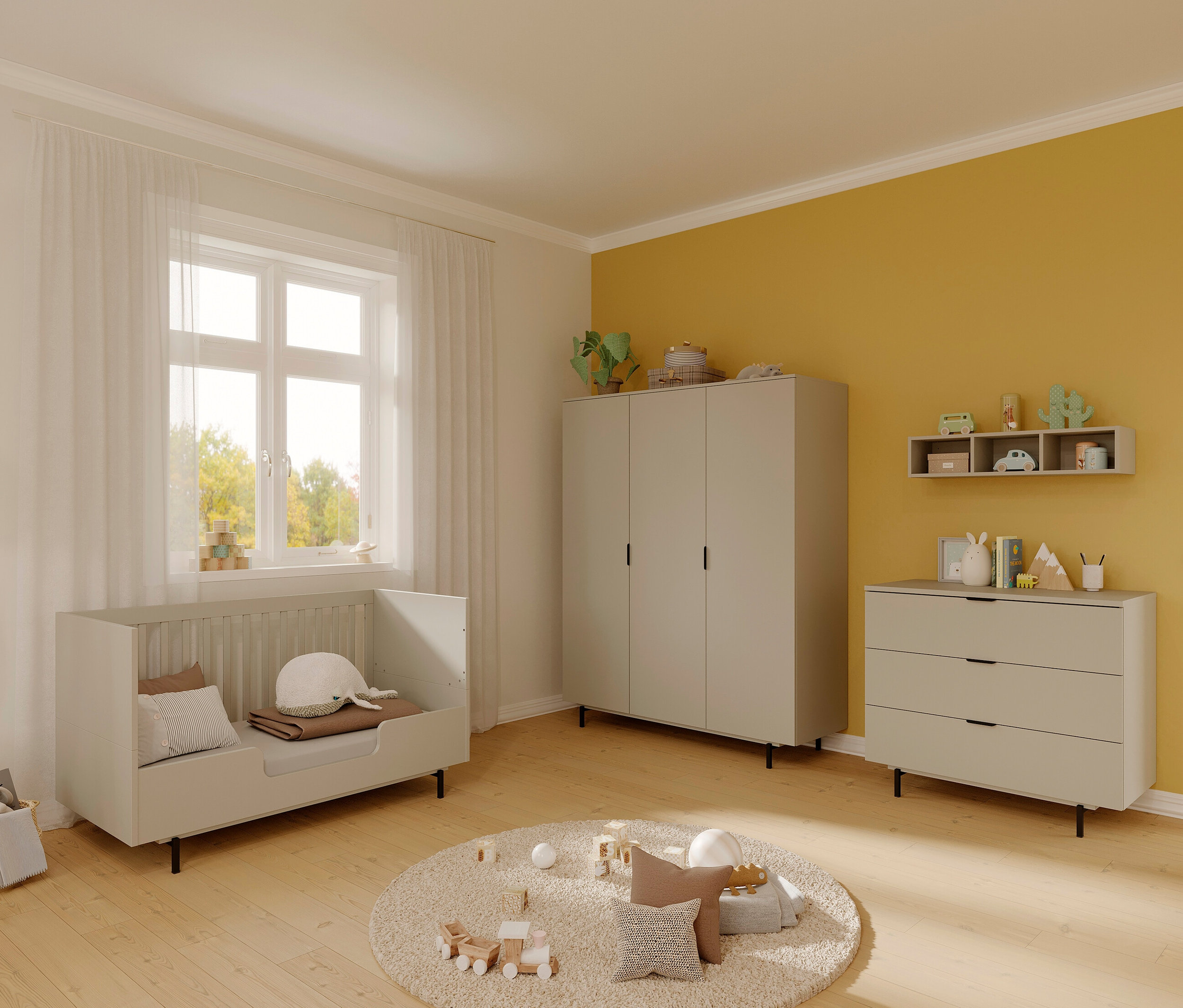 Kinderzimmer mit Gitterbett mit hoher Umbauseite »Tomino«, Kleiderschrank und Kommode in gedämpften Farben.