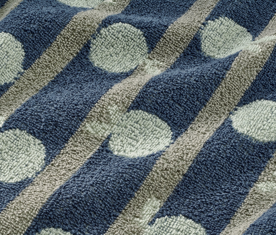 Detailaufnahme eines Kinder-Bademantels mit blauen Streifen und hellgrauen Punkten.