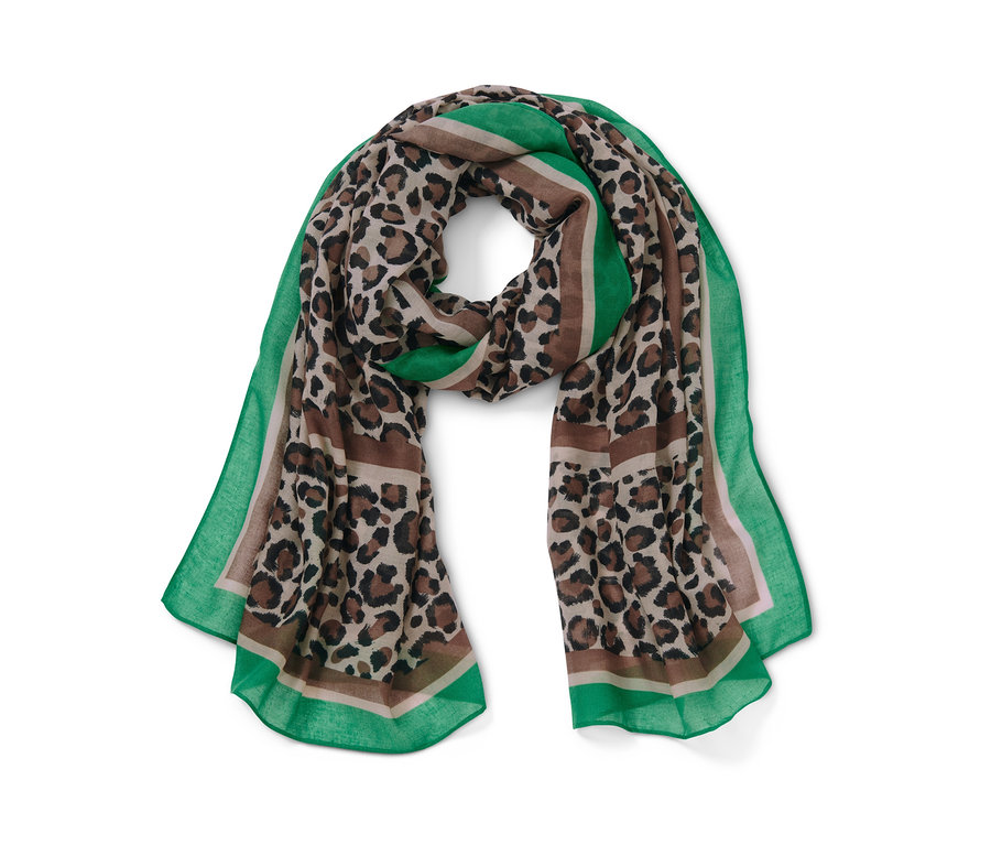 Ein bedruckter Webschal mit Leopardenmuster und grünem Rand.