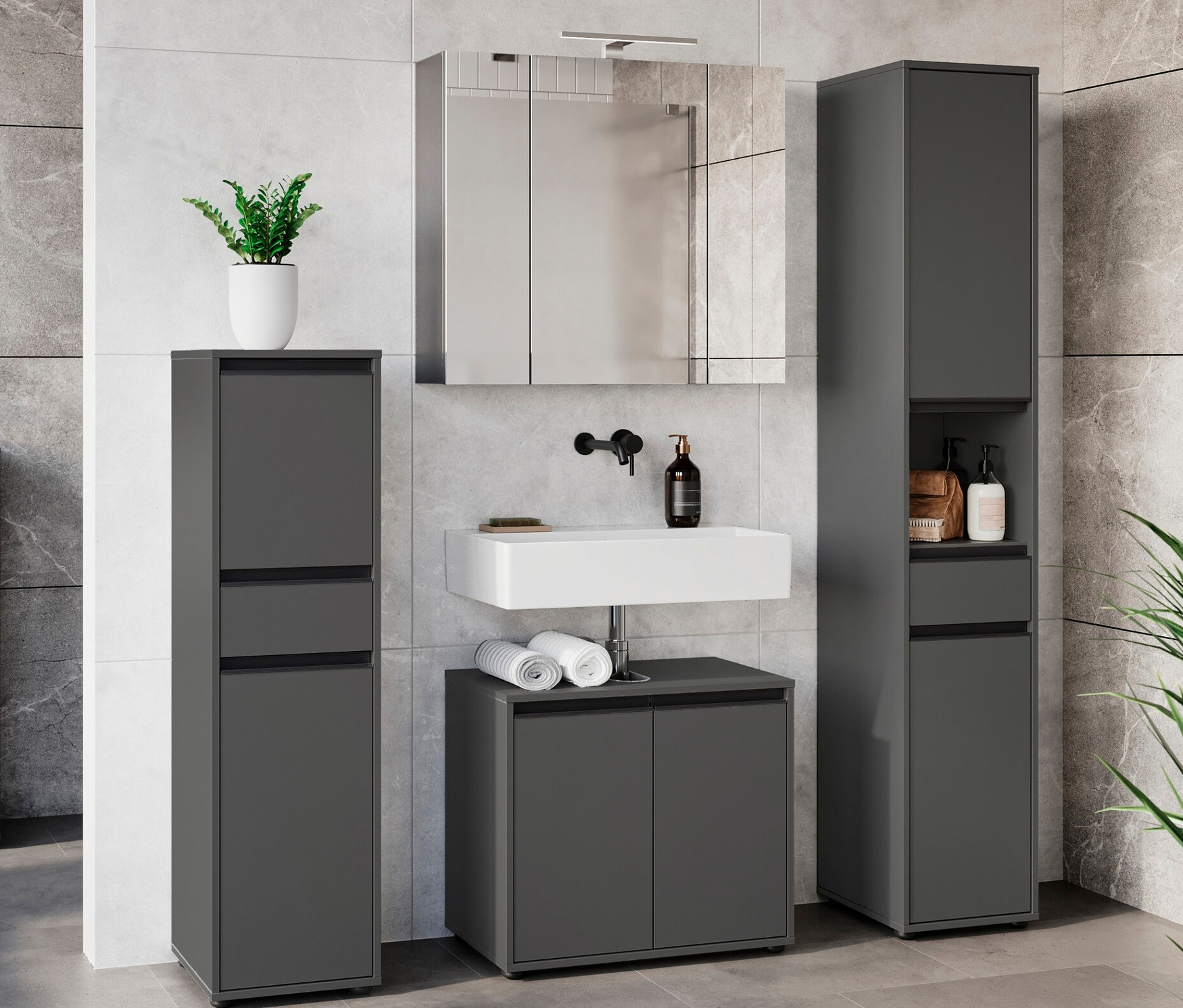 Badezimmer mit Waschbecken, Spiegelschrank und graphitfarbenem Waschbeckenunterschrank »Lemont«.