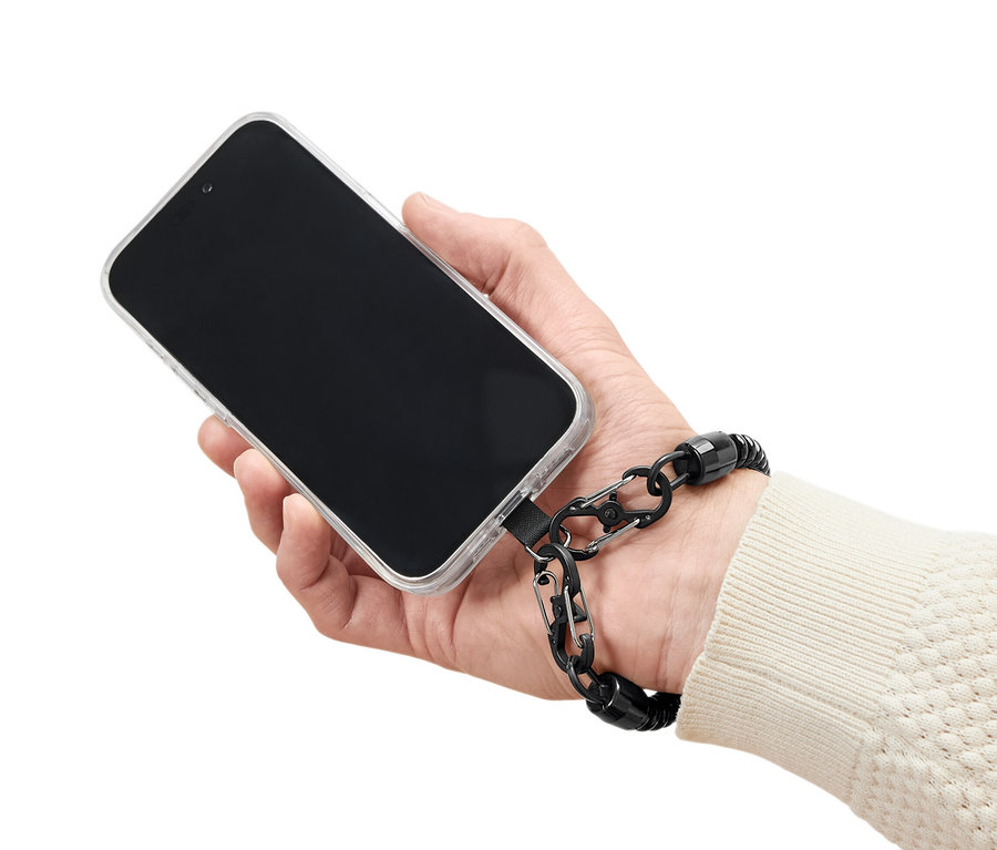 Hand hält Handy mit durchsichtiger Hülle und schwarzer Handy-Sicherheitskette.