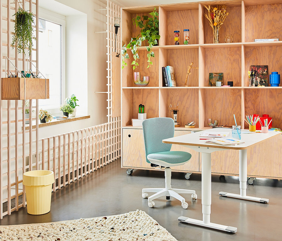 Kinderzimmer mit Schreibtisch, Regal und mintgrünem Topstar Sitness »Home S'cool«.