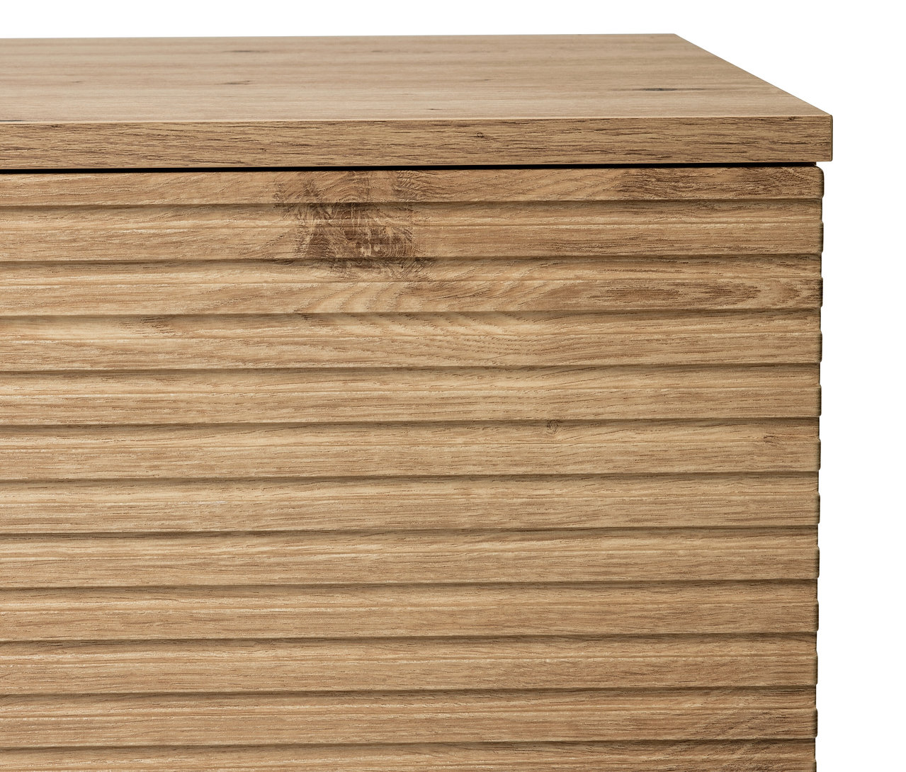 Detailansicht der Seitenwand des Sideboards »REET« mit Lamellenoptik.