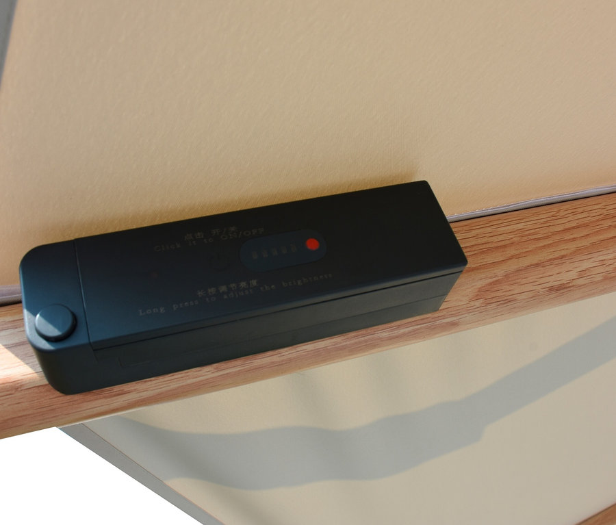 Detailansicht des Bedienfelds vom Leco LED-Ampelschirm.