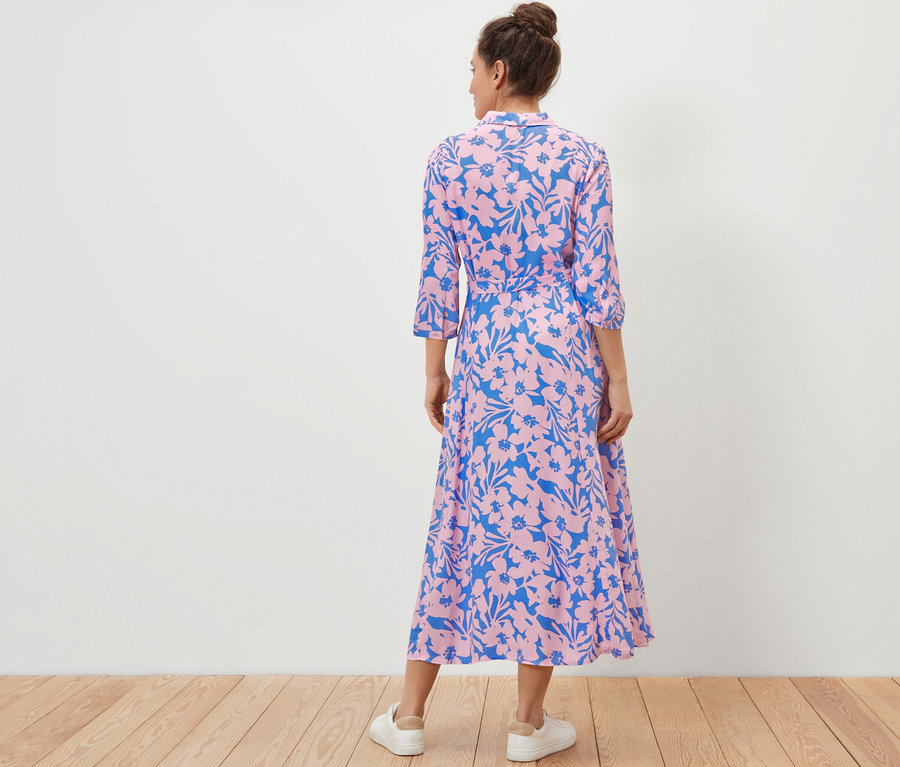 Frau von hinten trägt ein bedrucktes Hemdblusenkleid.