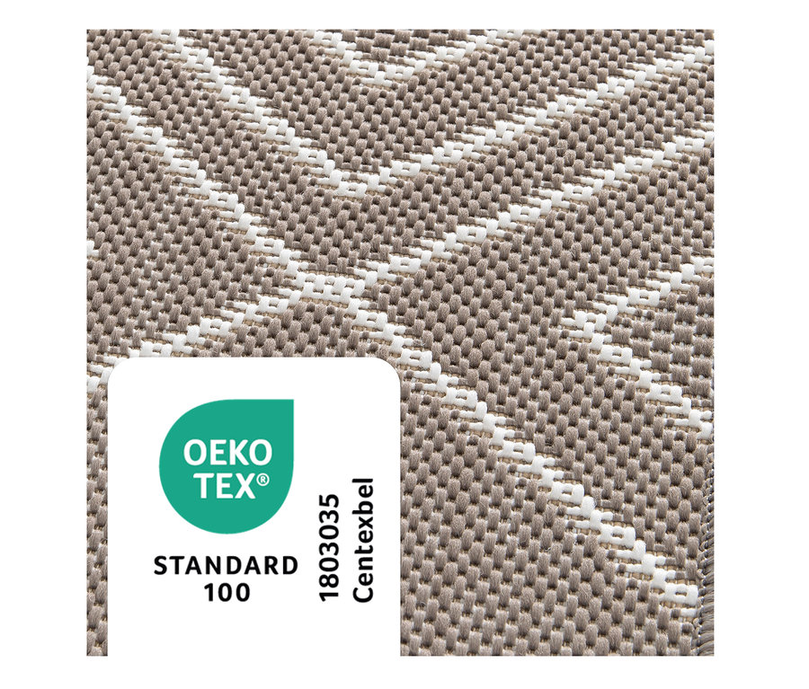 Detailaufnahme eines braunen, faltbaren Outdoor-Teppichs »Diamond Rhythm« mit weißem Zickzackmuster und OEKO-TEX-Siegel.