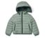 Eine grüne Steppjacke mit Kapuze liegt auf einem weißen Hintergrund.