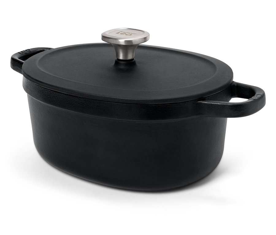 Schwarzer gusseiserner Topf mit Deckel und silbernem Griff auf weißem Hintergrund.