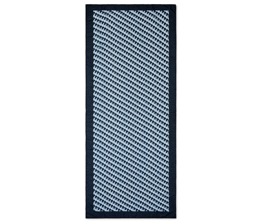 Rechteckiger Teppich mit blau-weißem geometrischem Muster und dunkelblauem Rand.