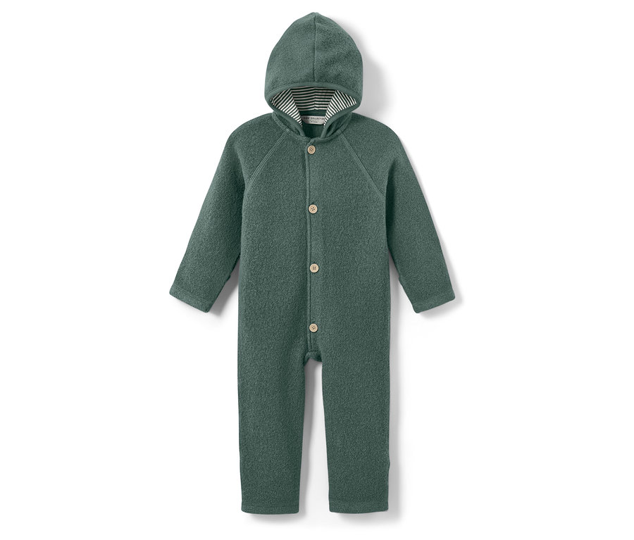 Grüner Babyoverall mit Kapuze und Knöpfen.