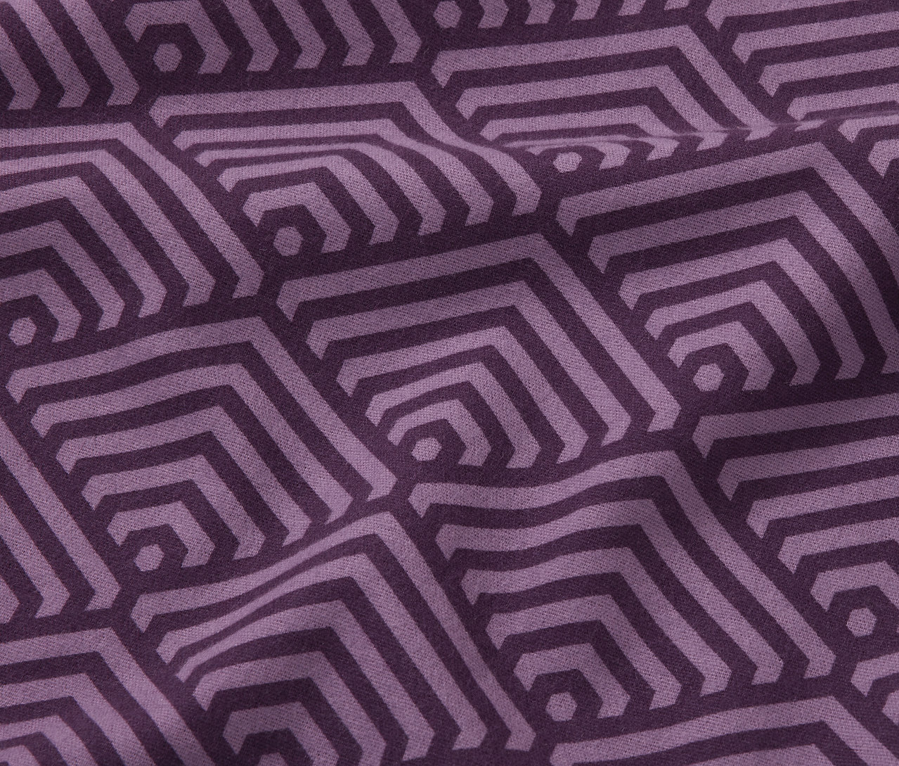 Nahaufnahme von lila Biber-Bettwäsche in Normalgröße mit geometrischem Muster.