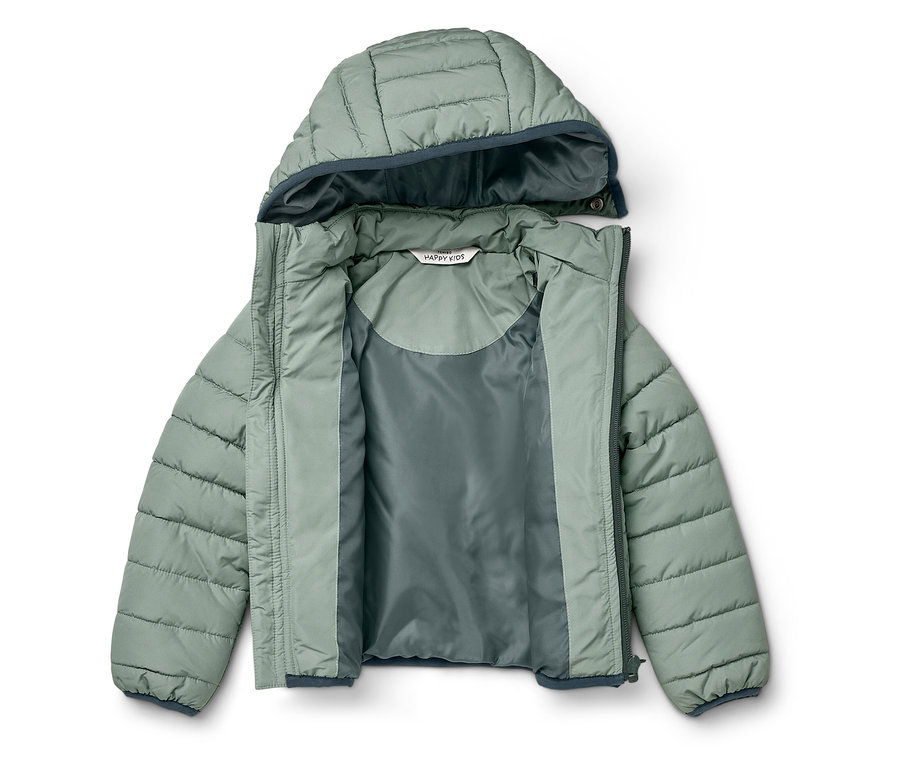 Eine offene, mintgrüne Kindersteppjacke mit Kapuze liegt da.