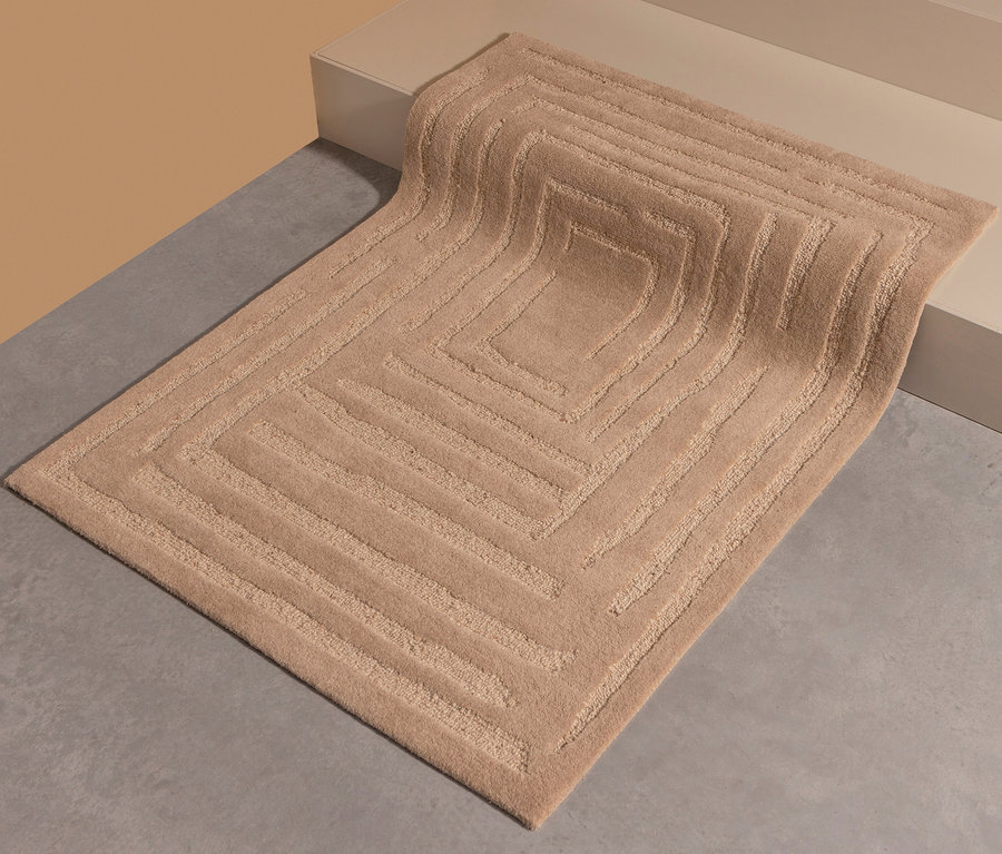 Ein sandfarbener Woood Teppich »Alicia« (170 x 240 cm) liegt auf dem Boden neben einer Treppe.