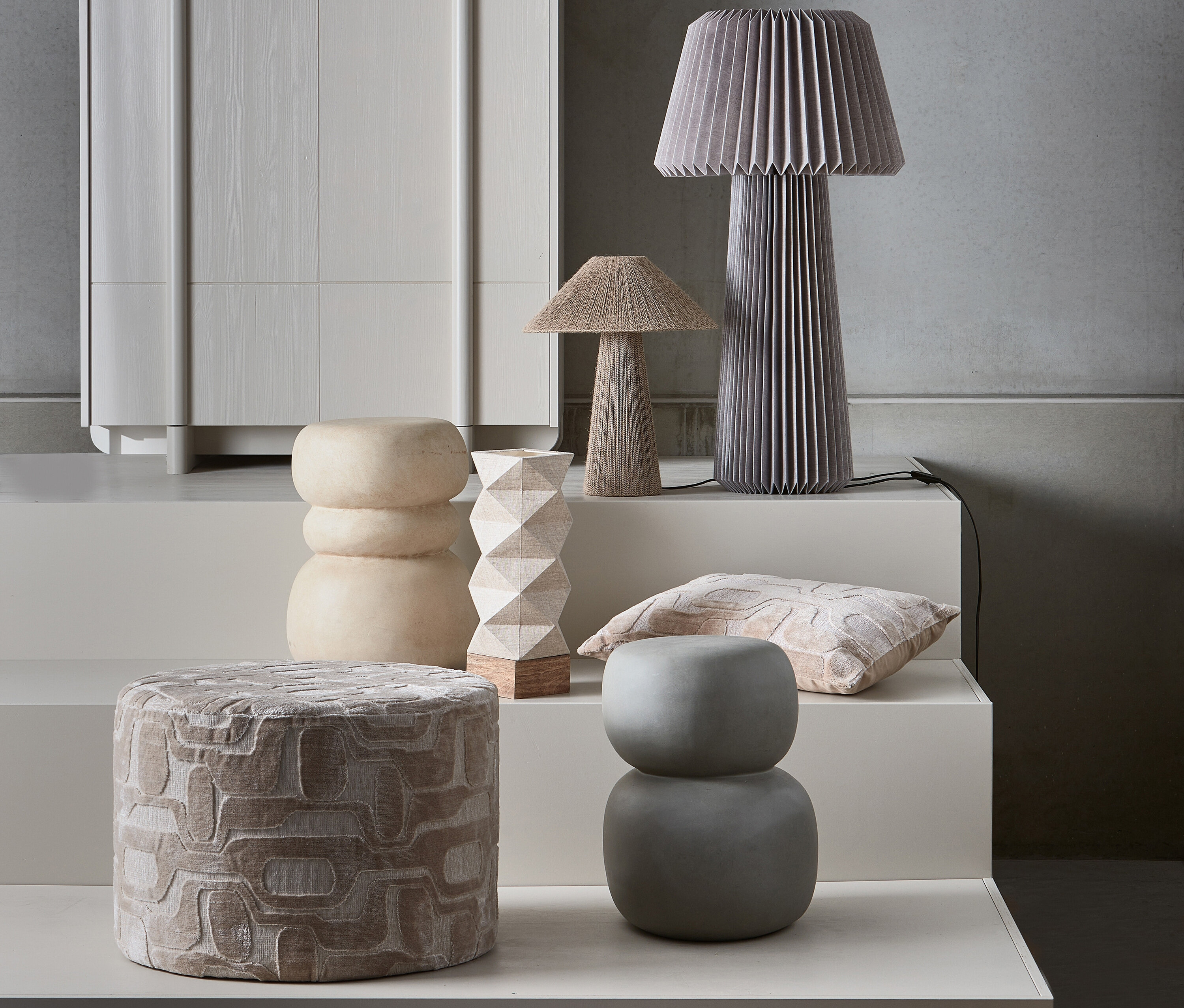 Dekorative Anordnung mit verschiedenen Lampen, Kissen und Hockern auf Stufen. Inklusive Woood Hocker »Yago«, naturfarben, 60 x 43 cm.