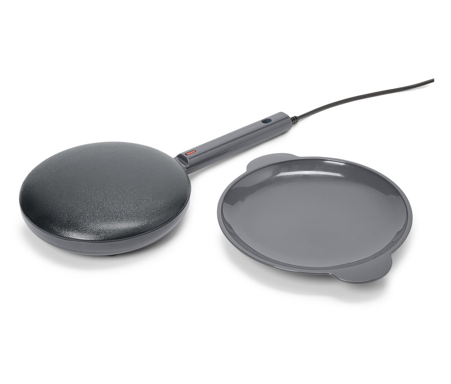 Ein grauer Mini-Crêpe-Maker mit einer grauen Platte steht auf einem weißen Hintergrund.