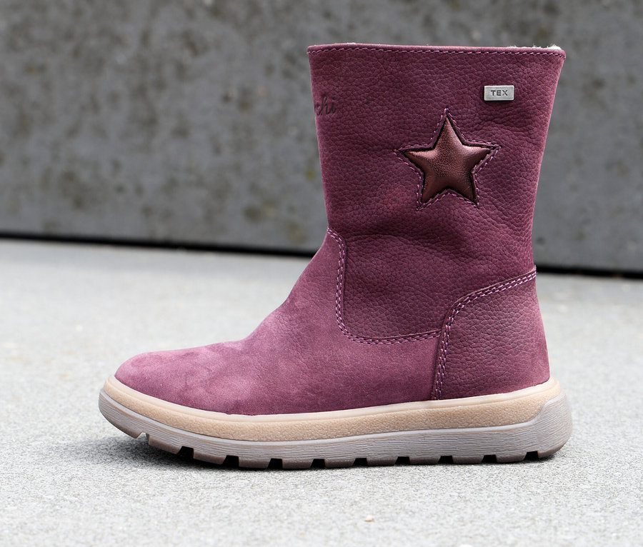 Ein lilafarbener LURCHI »Romisha-TEX« Stiefel auf einer Betonoberfläche.