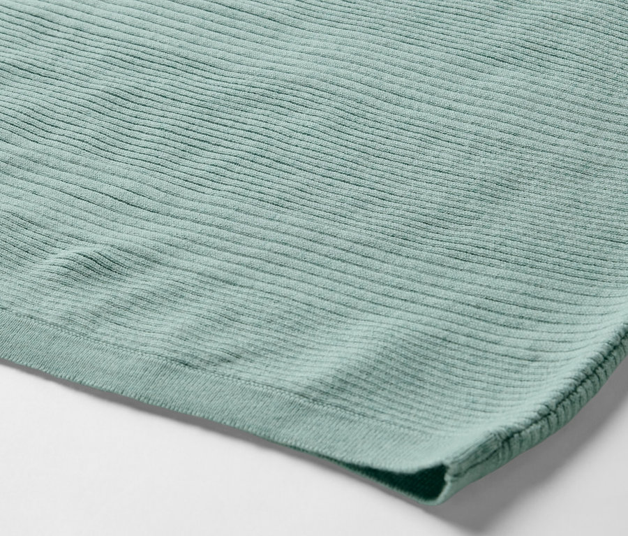 Detailaufnahme eines salbeifarbenen Feinstrickpullovers.