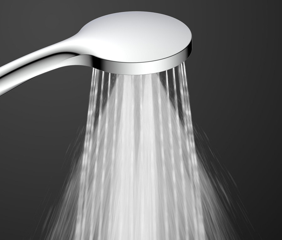 Wasser fließt aus einem verchromten Duschkopf des Brausestangen-Sets »CAPRI«.