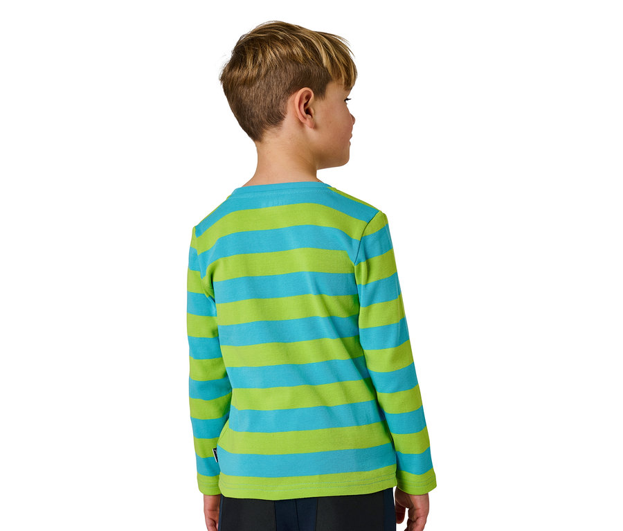 Ein Junge mit braunen Haaren und einem blau-grün gestreiften Langarmshirt blickt nach rechts.