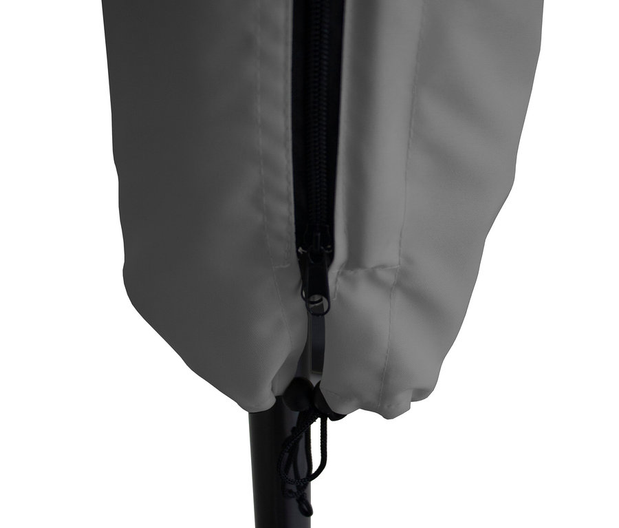 Detail einer grauen Sonnenschirmhülle mit Reißverschluss und Kordelzug.