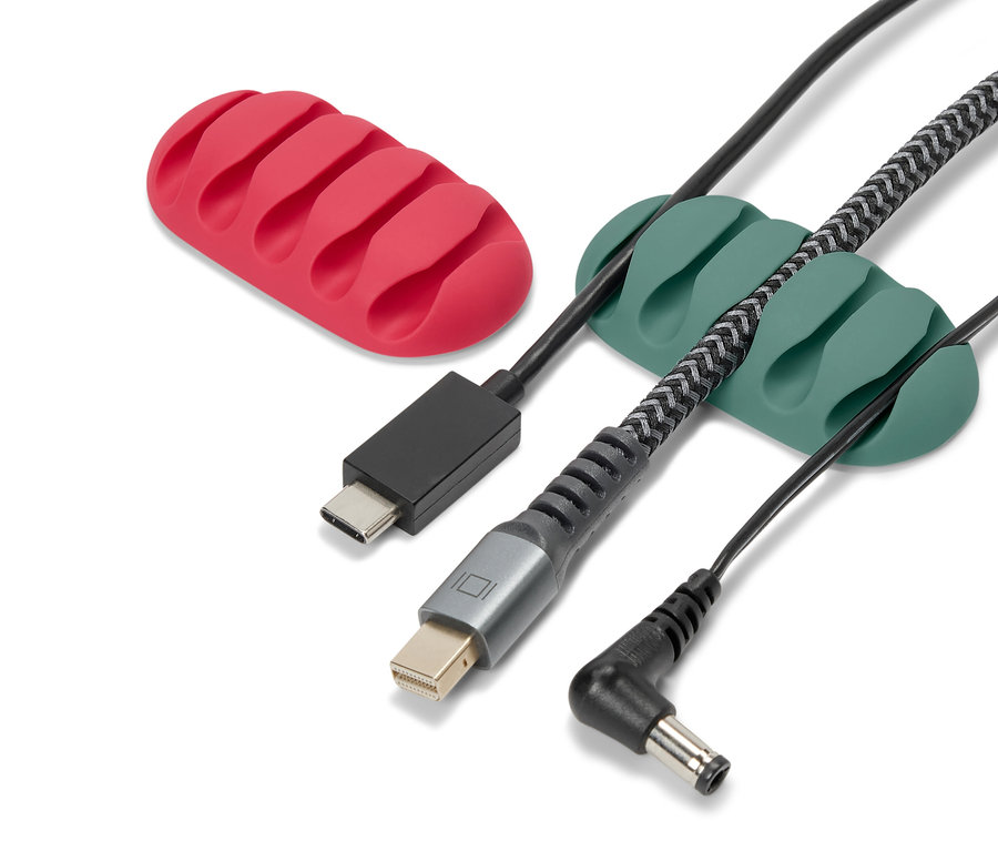 Zwei Universal-Kabelmanager, einer rot, einer grün, halten schwarze Kabel.