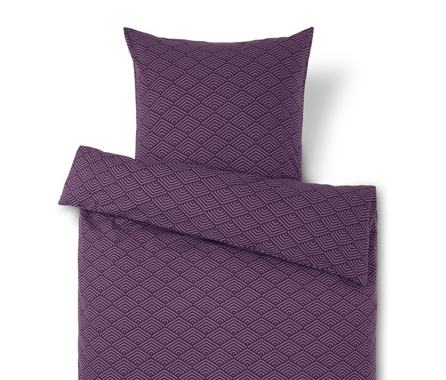 Lila Bettwäsche mit geometrischem Muster.