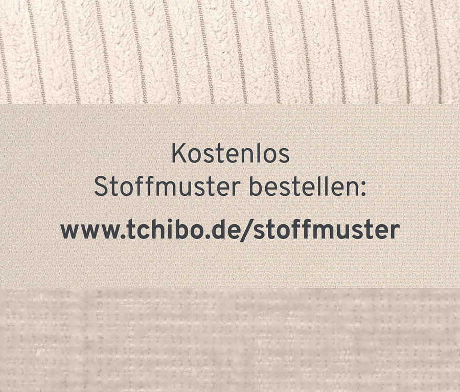 Nahaufnahme eines Stoffmusters mit dem Text "Kostenlos Stoffmuster bestellen: www.tchibo.de/stoffmuster".