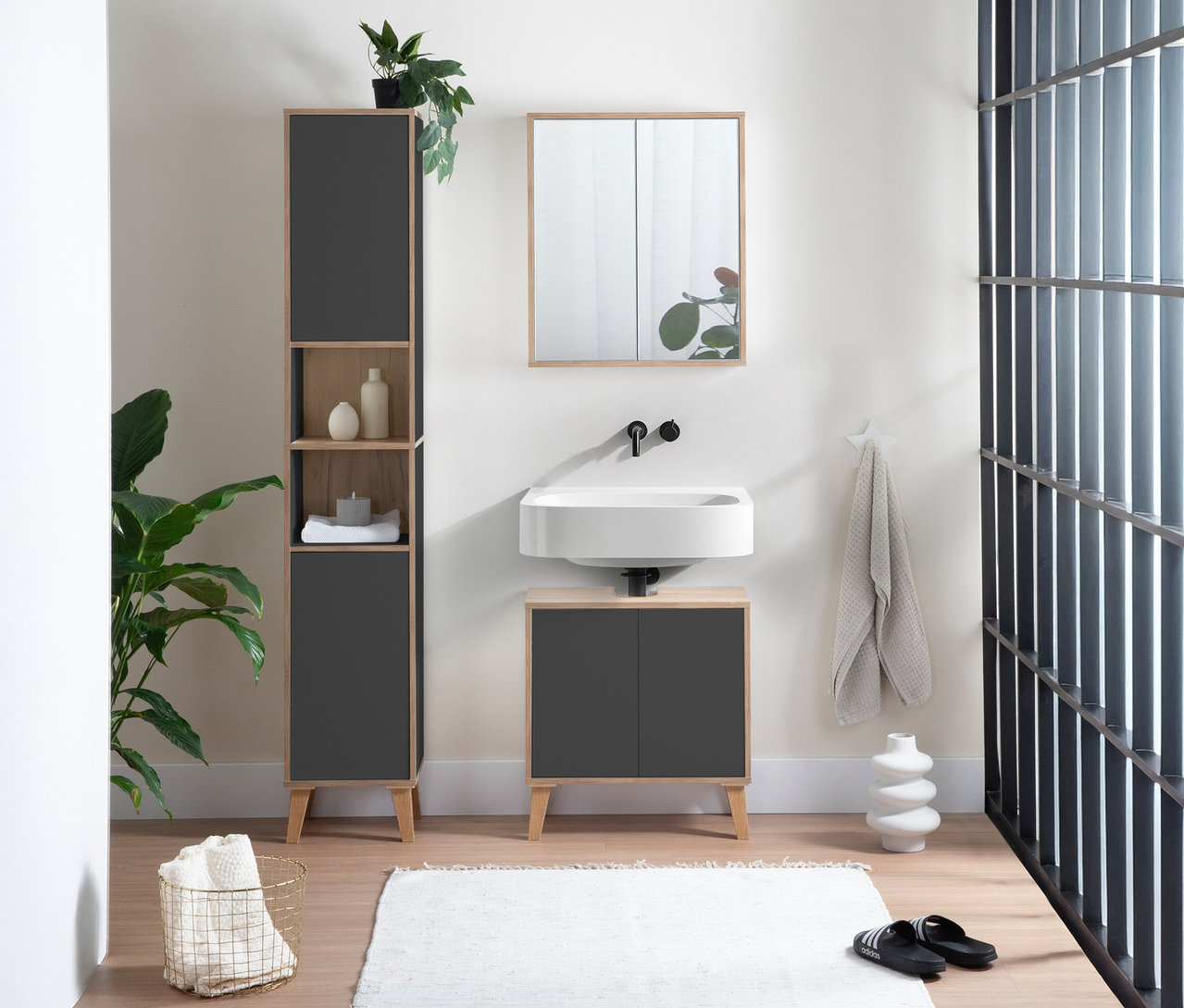 Badezimmer mit Roba Hochschrank »Morena« in Weiß mit Artisan-Eiche, daneben Roba Waschbeckenunterschrank »Morena« in Basaltgrau und Artisan-Eiche unter einem Waschbecken.