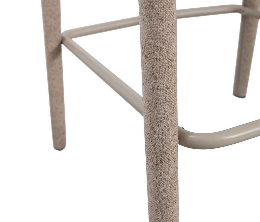 Detailaufnahme von Stuhlbeinen aus beigem Stoff und einem beigen Metallrahmen.