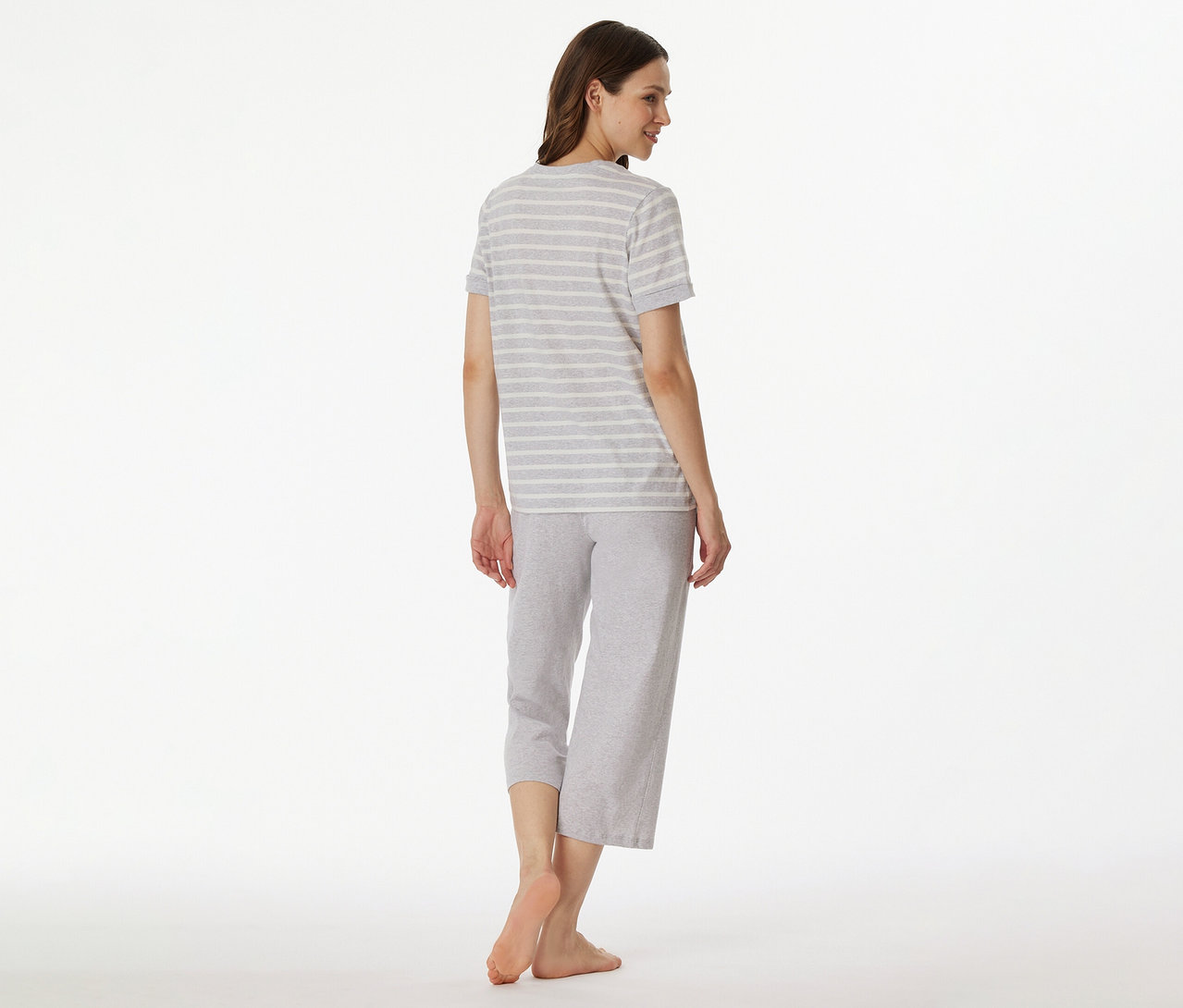 Frau von hinten in grau-weiß gestreiftem SCHIESSER 3/4-Pyjama.