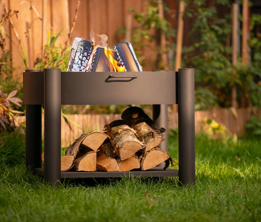 Feuer brennt in der Buschbeck Feuerschale »Zahara« mit Ø 60 cm im Garten.