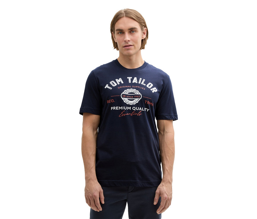 Mann trägt ein Tom Tailor T-Shirt mit Logo, Sky Captain Blue.
