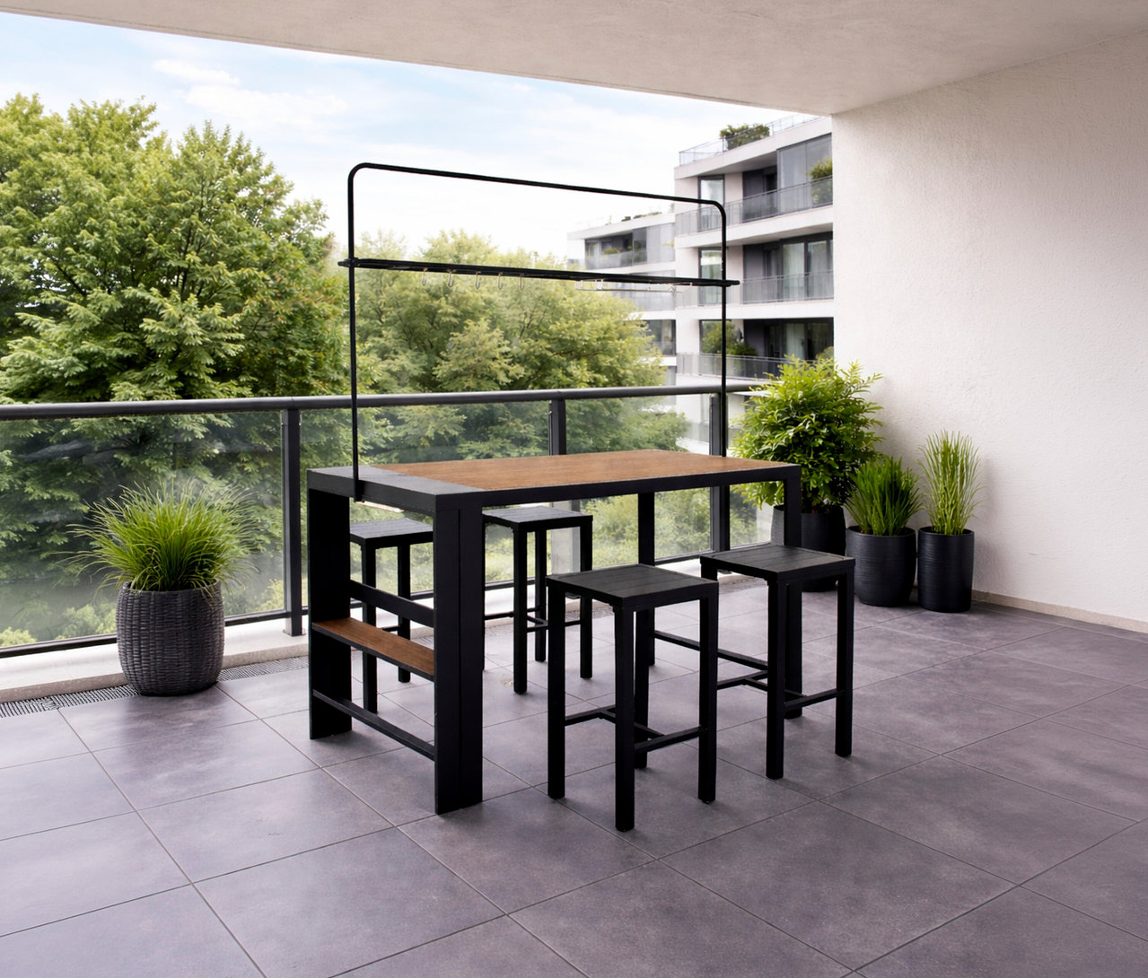 Auf einer Terrasse steht ein Leco Bartisch mit vier Hockern. Im Hintergrund sind Bäume und ein Gebäude zu sehen.