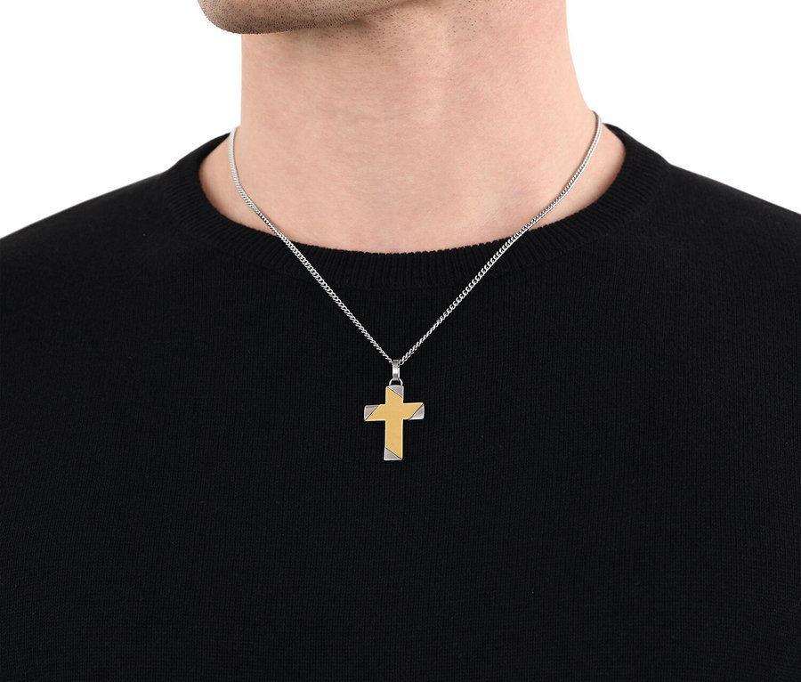 Mann trägt eine goldene Kreuzkette auf einem schwarzen Oberteil.