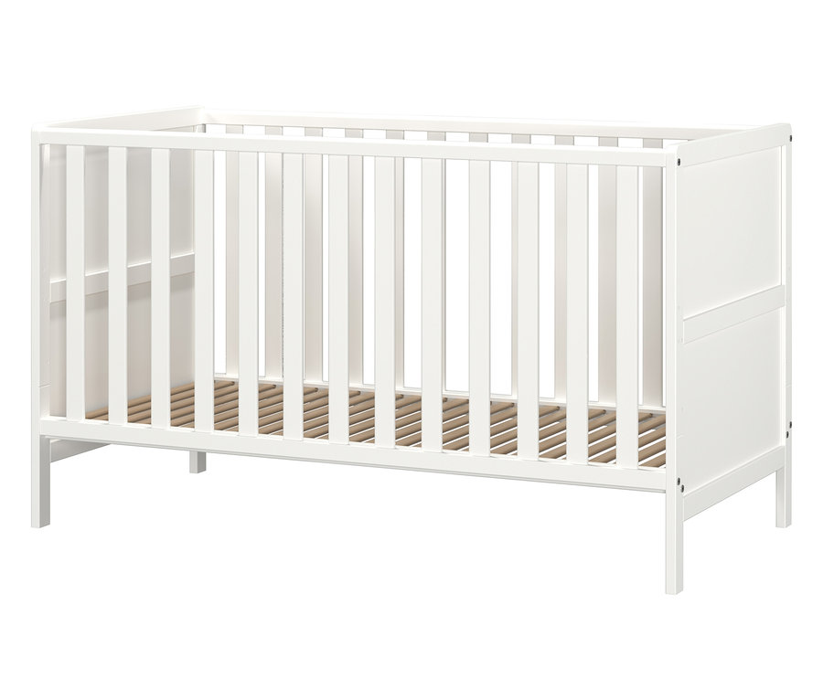 Weißes Kinderbett mit Holzlattenrost vor neutralem Hintergrund.