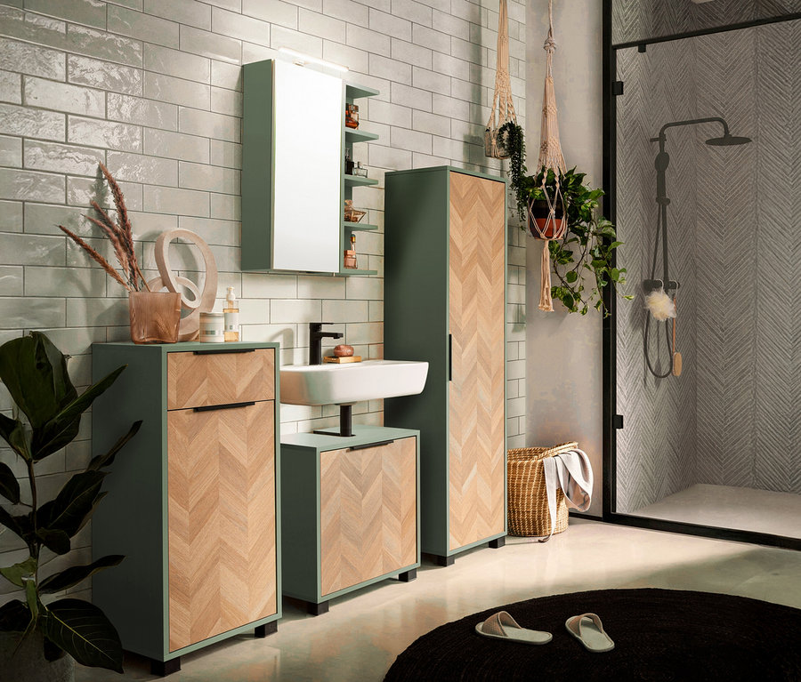 Badezimmer-Anordnung mit Waschbeckenunterschrank, Spiegelschrank, Hochschrank in Grün und Holzoptik, Dusche und Dekorationen.