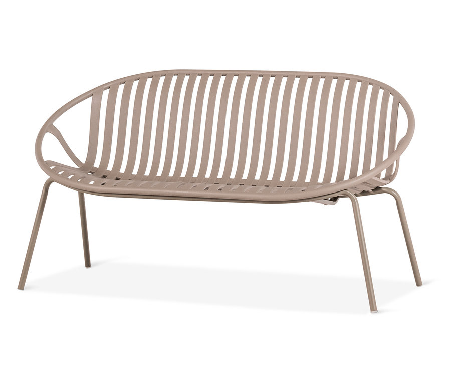 Sandfarbene WOOOD Gartenbank mit ovaler Form und vertikalen Streben auf vier Beinen.