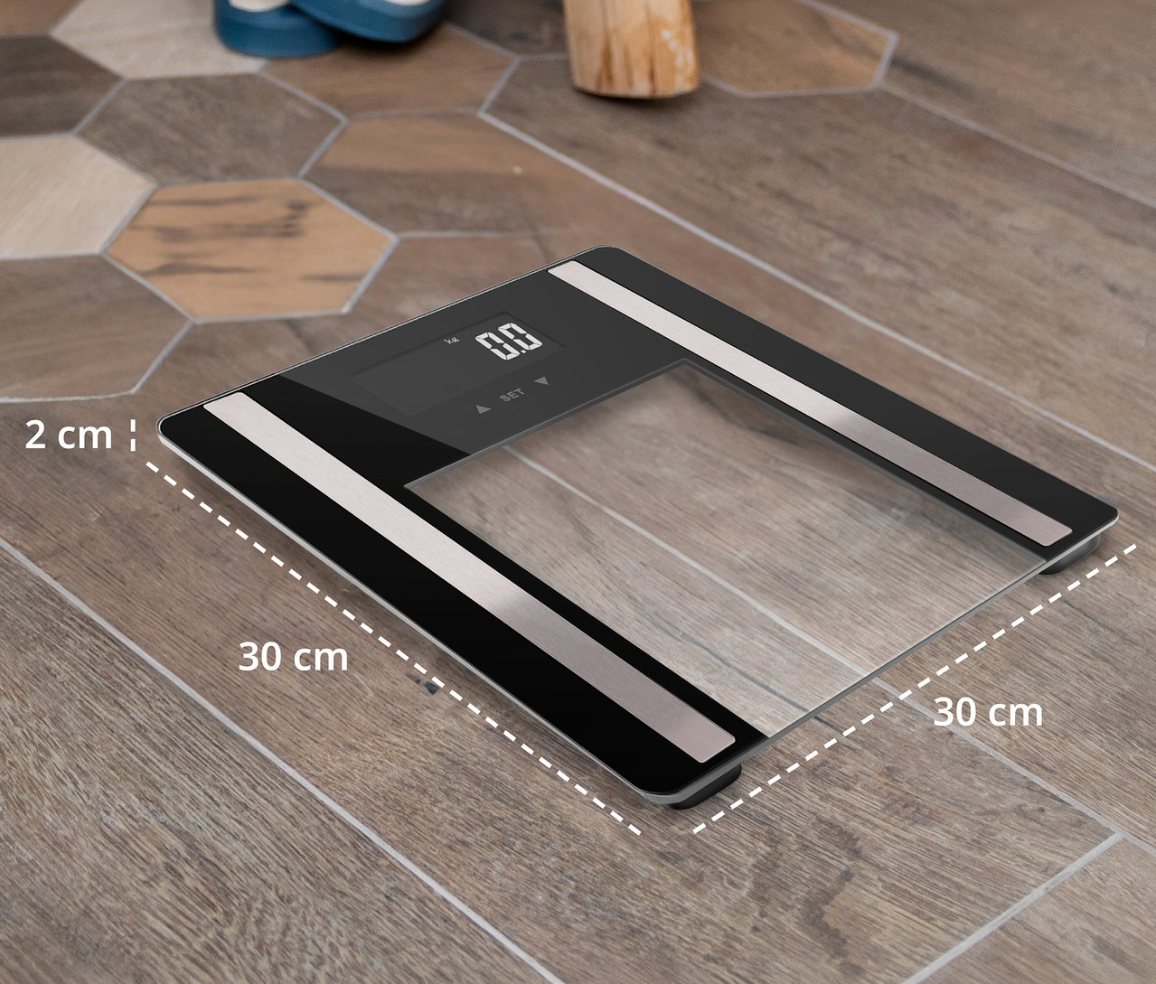 ADE Digitale Körperanalysewaage »Ines«, bis 200 kg, steht auf einem Holzboden. Die Waage ist schwarz und silberfarben mit einem digitalen Display.
