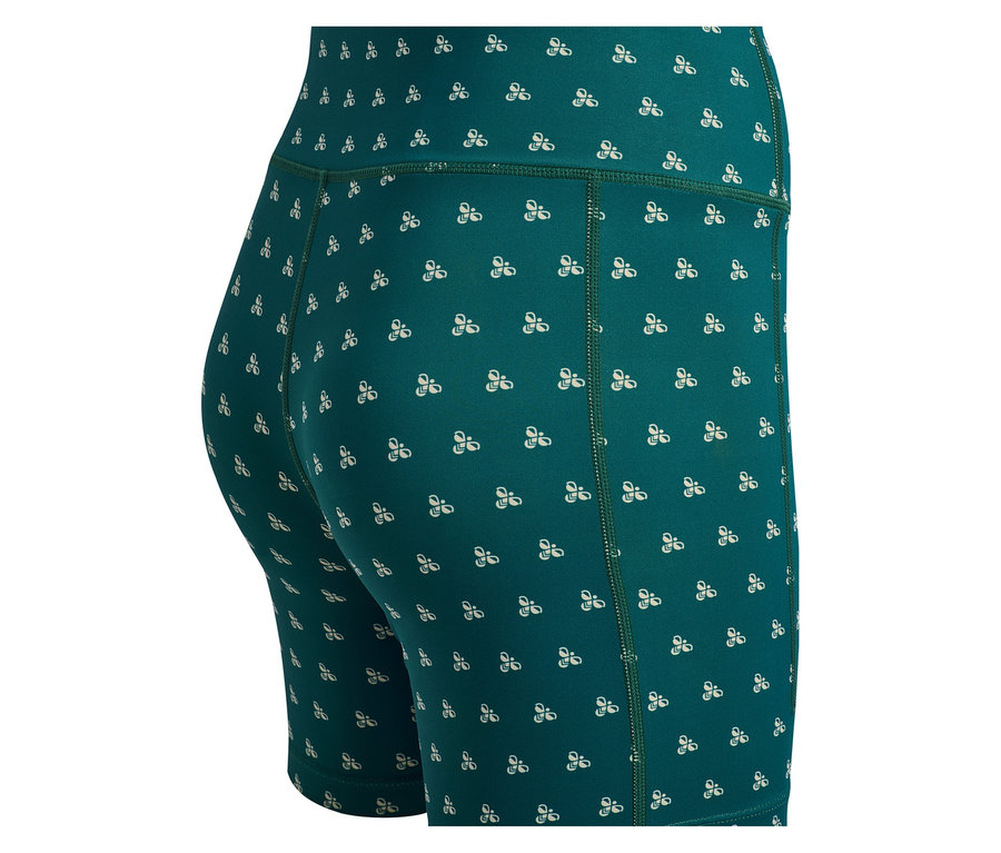 Nahaufnahme der Rückseite der HUMMEL Damen-Short-Tights in Grün mit weißem Muster.