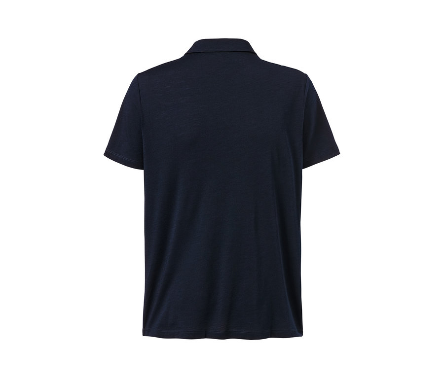 Detailansicht der Rückseite eines marineblauen Funktionspoloshirts mit Merinowolle.