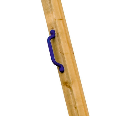 Detail eines blauen Handgriffs an einer Holzkonstruktion.