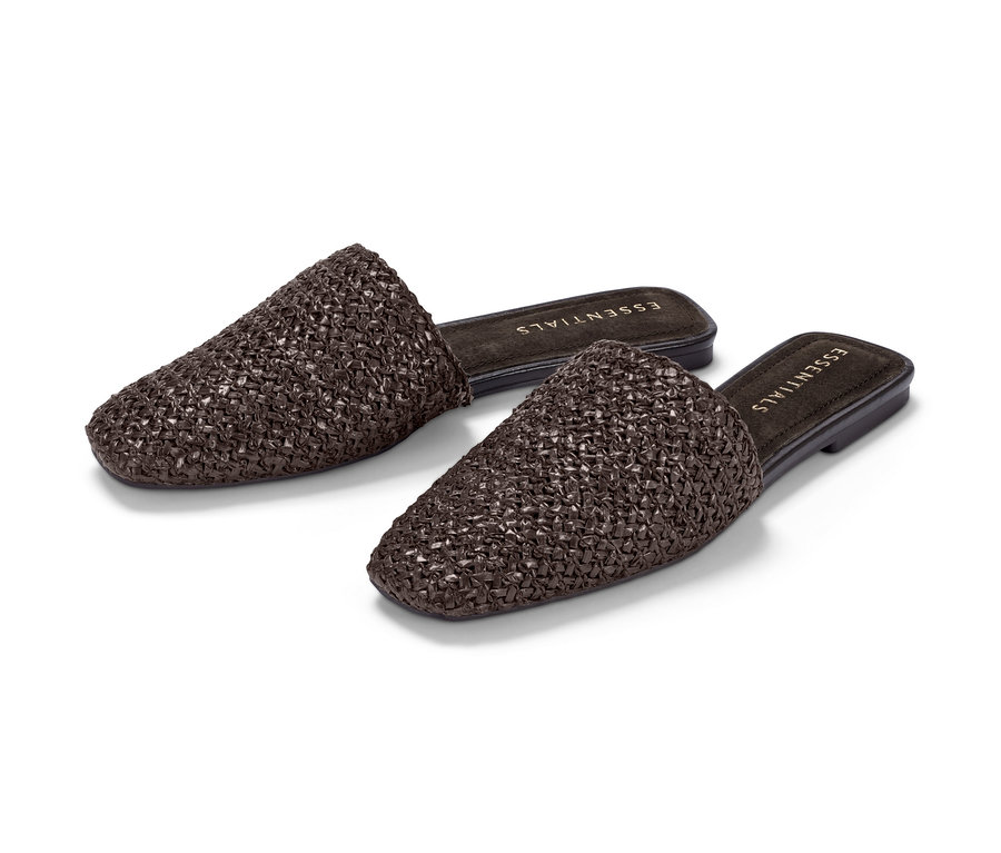 Zwei braune Mules auf weißem Hintergrund.