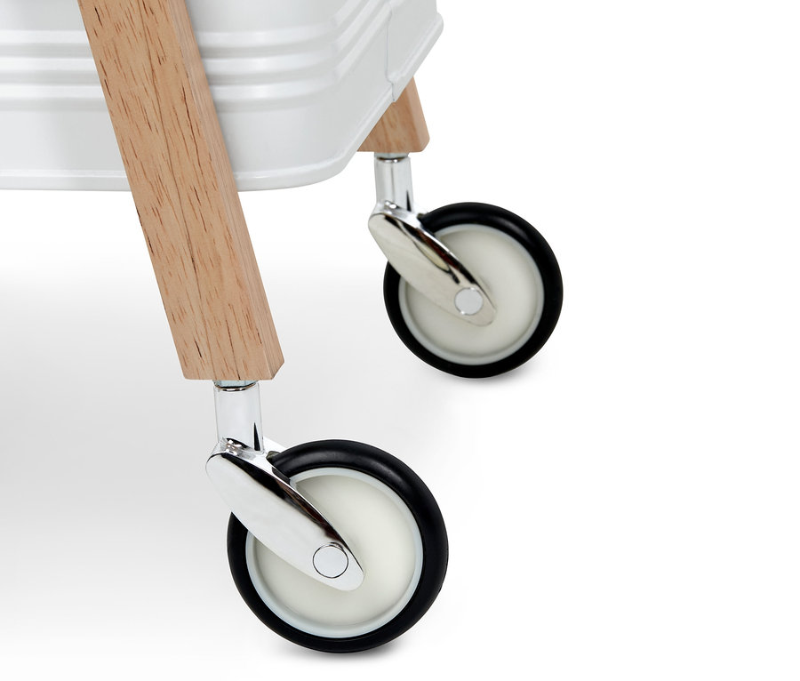 Detailansicht eines Rollwagens mit Holzbeinen und einer weißen Metallkonstruktion.