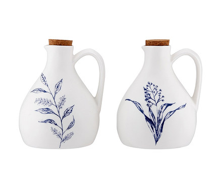 Zwei weiße Keramikkrüge mit Korken und blauen Blumenmustern, Essig-und-Öl-Set »Repose«.