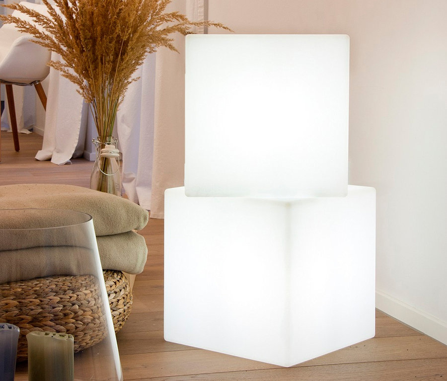 Zwei weiße 8 seasons design LED-Leuchtwürfel, 43 cm, auf einem Holzboden gestapelt.