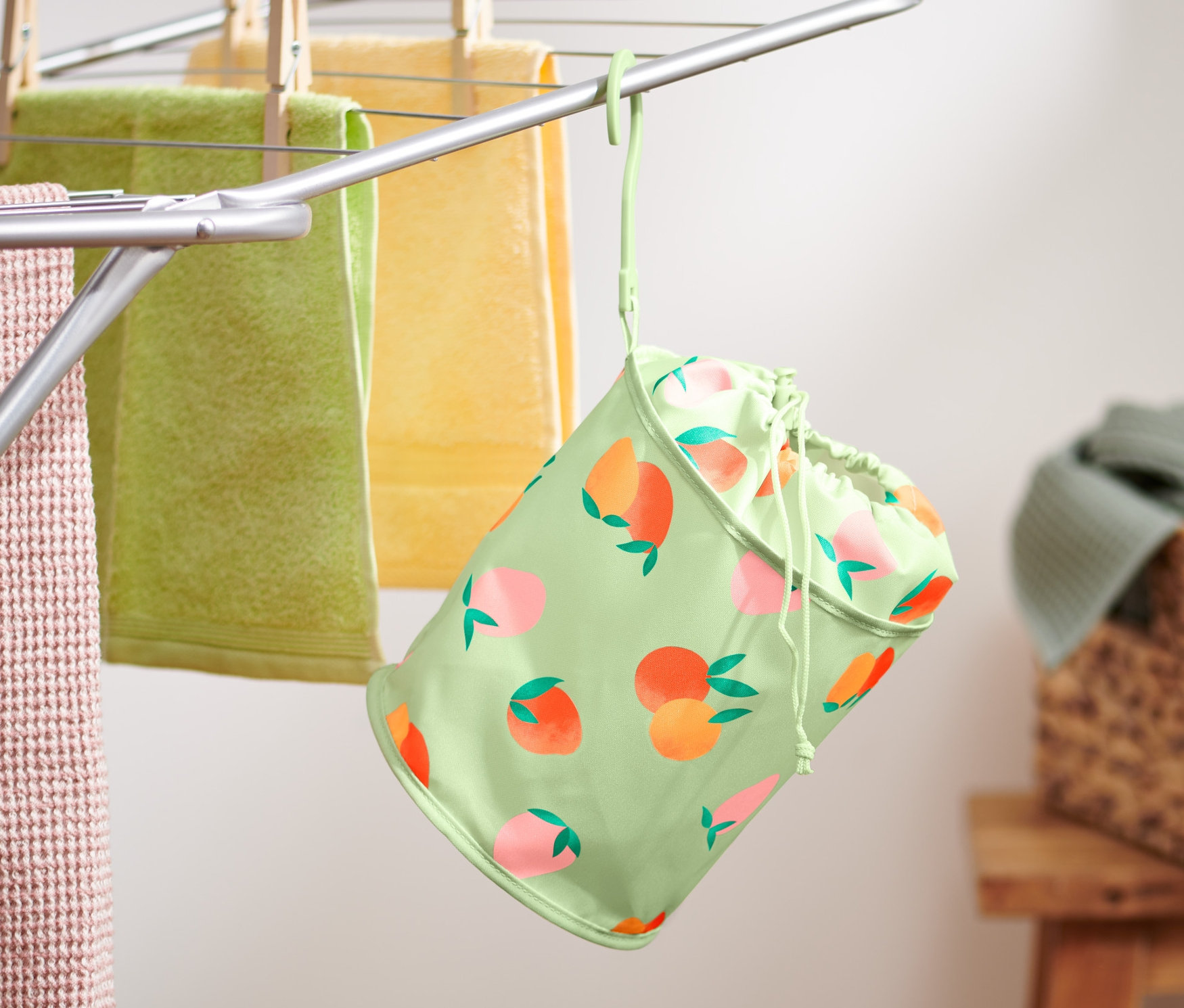 Ein Klammerbeutel hängt an einem Wäscheständer mit Handtüchern.