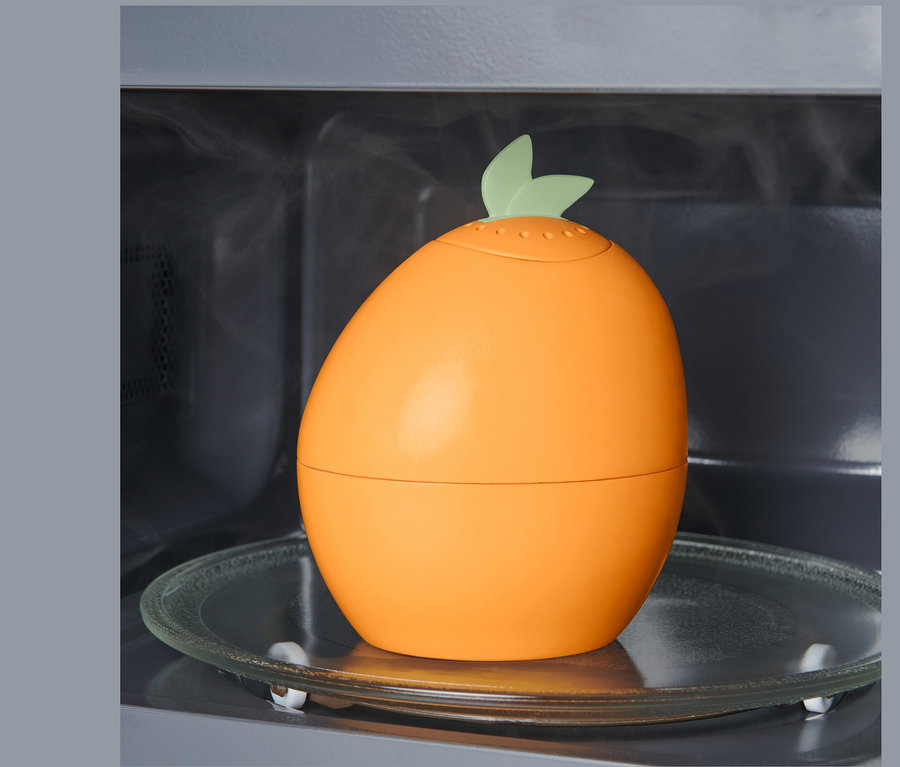 Ein Mikrowellenreiniger steht auf einem Glasteller im Inneren einer Mikrowelle.