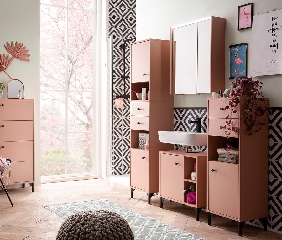 Badezimmer mit rosa Smash-Möbeln und Dekorationen.