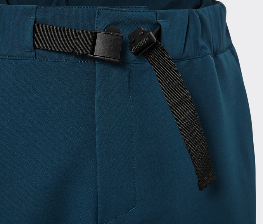 Detailaufnahme einer Thermohose mit schwarzem Gürtel.