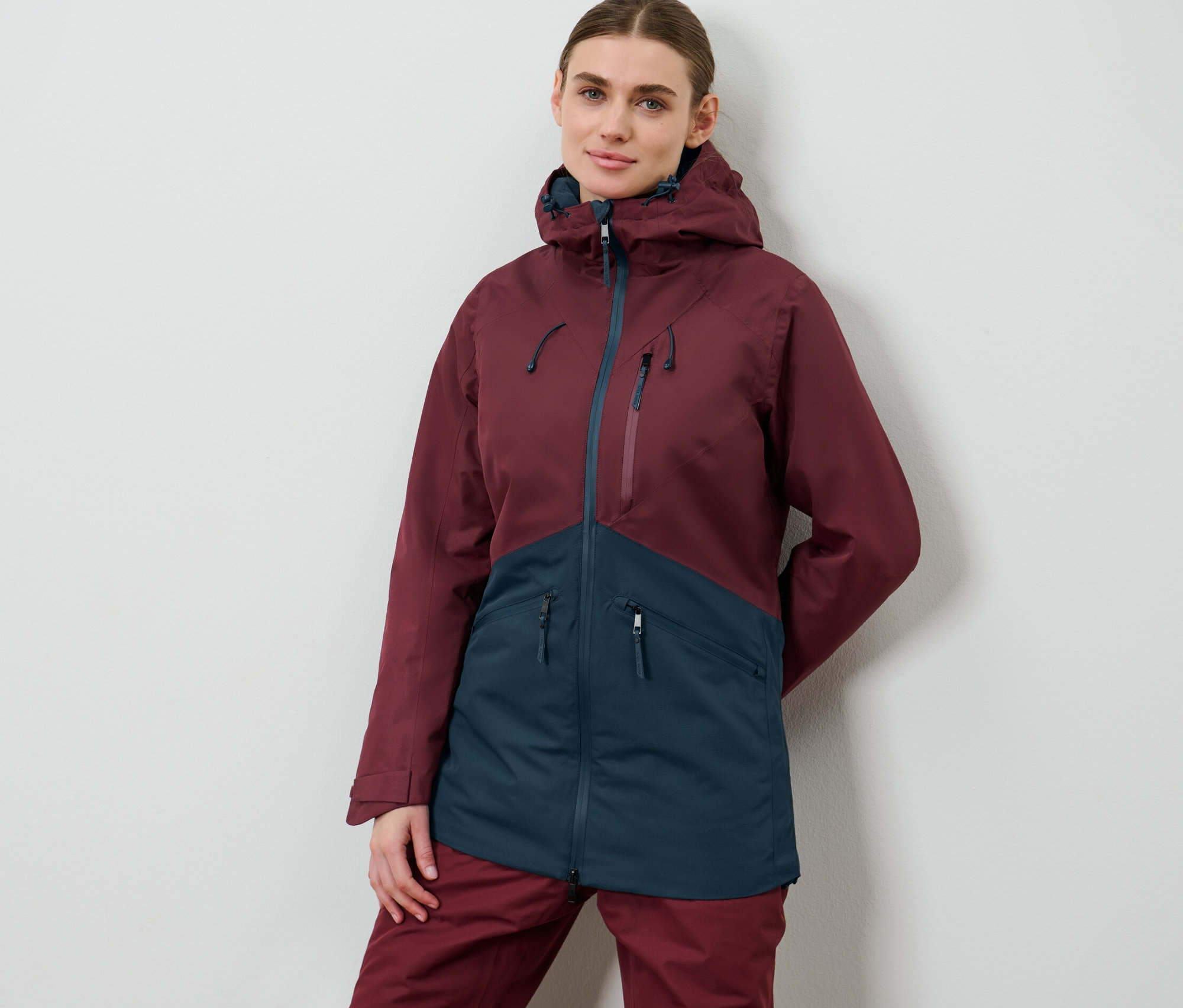 Frau posiert in Ski-und-Snowboardjacke.